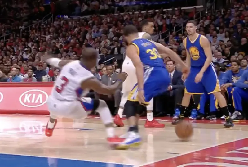 九游娱乐体育-美媒：11年前保罗被库里晃倒后，下一场狂砍41分17助攻4抢断